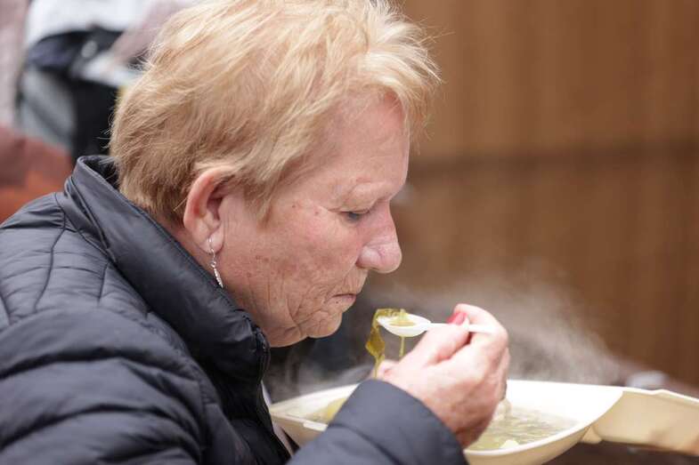 Truista probando uno de los guisos en Tenteniguada/TA.